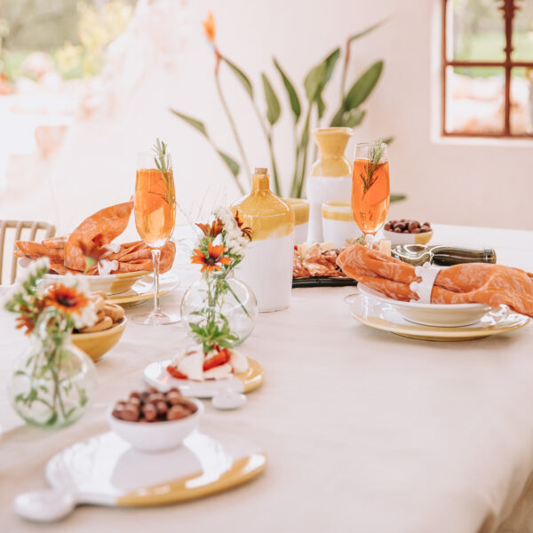 Gedekte tafel met geel servies uit Puglia